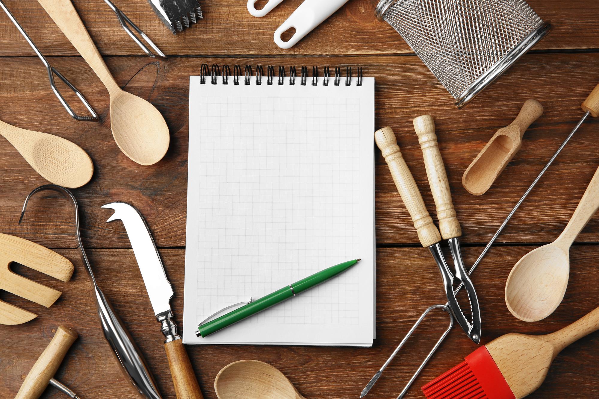 Set di utensili professionali e quaderno di appunti